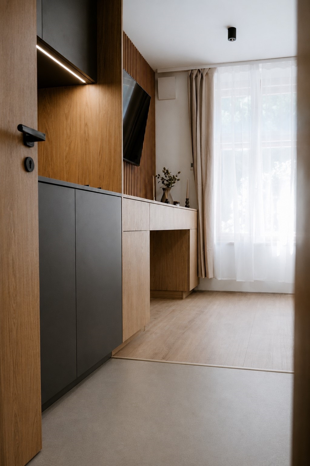 Vstupní chodba apartmánu s pohledem do obývací části
